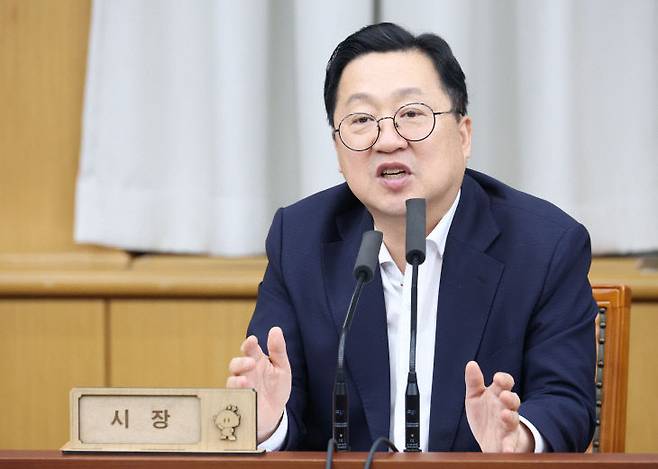 이장우 대전시장은 18일 주재한 대전시 주간업무회의에서 예산 건전성 확립 및 시정 현안에 대한 미래지향적 대응을 주문했다.사진제공은 대전시