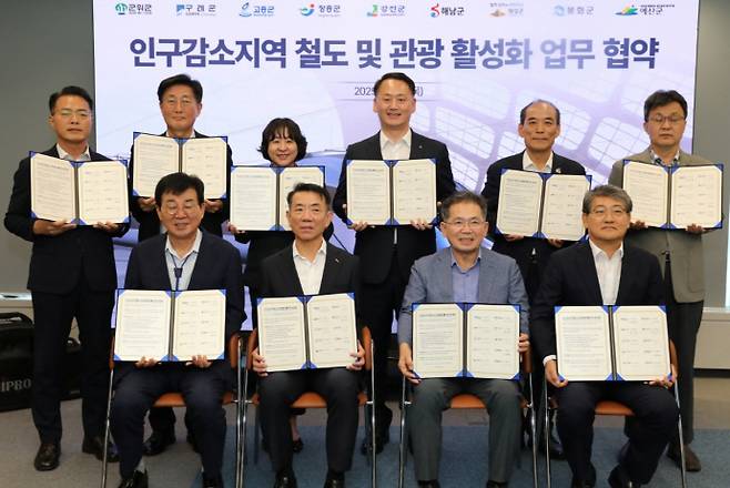 해남군은 지난 14일 대전 한국철도공사에서 한국철도공사와 인구 감소 지역 철도 관광 활성화를 위한 업무협약을 체결했다. /해남군 제공