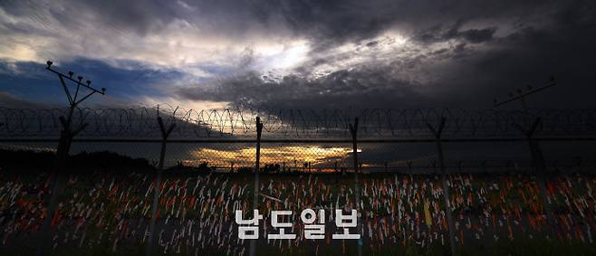 12·29 제주항공 여객기 참사가 발생한 지 8개월이 넘도록 불꺼진 무안공항은 멈춰버린 시간을 상징한다. 무안공항의 시간은 누구도 책임지지 않기에 흐를 수 없다. 고통은 남은 자들의 몫이다. 멈춰버린 시간, 누구도 책임지지 않는 현실. 2025년 8월, 제주항공 여객기 참사가 남긴 비극적 현주소다. 사고가 발생한 무안국제공항 현장에 추모객들이 내건 추모리본 너머로 해가 저물고 있다. 무안/임문철 기자 35mm@namdonews.com