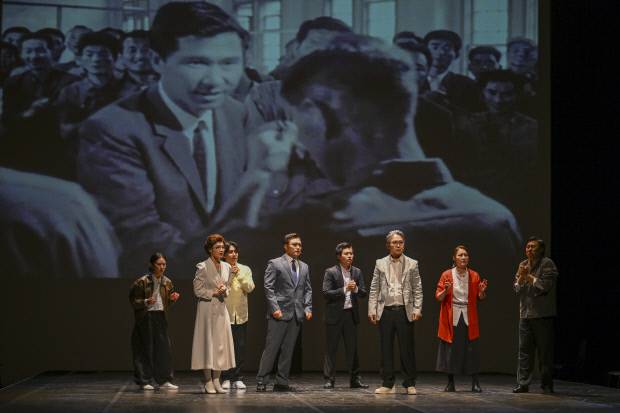 18일 광주 남구 빛고을시민문화관에서 열린 김대중 대통령 서거 16주기 추모식에서 창작연극 ‘지도자 김대중’ 출연 배우들이 공연을 펼치고 있다. 이번 연극은 김대중 전 대통령의 정치 입문기(1967~1979)를 중심으로 민주주의를 향한 그의 삶과 신념을 조명했다.  /김진수 기자 jeans@kwangju.co.kr