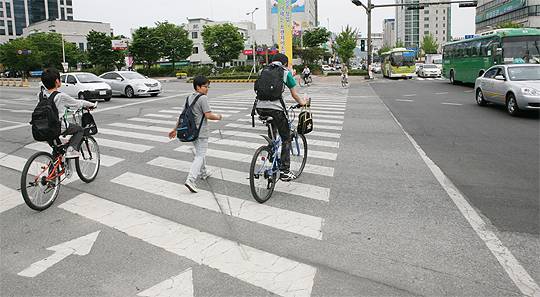 전주 종합경기장 사거리에 학생들이 자전거를 타고 횡단보도를 건너고 있다. 기사 내용과 무관한 참고 사진. 전북일보DB