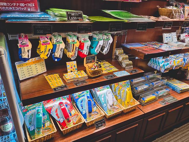 쓰루가 대표 관광지 붉은벽돌창고에는 철도를 컨셉으로한 기념품이 다양하게 판매되고 있다.