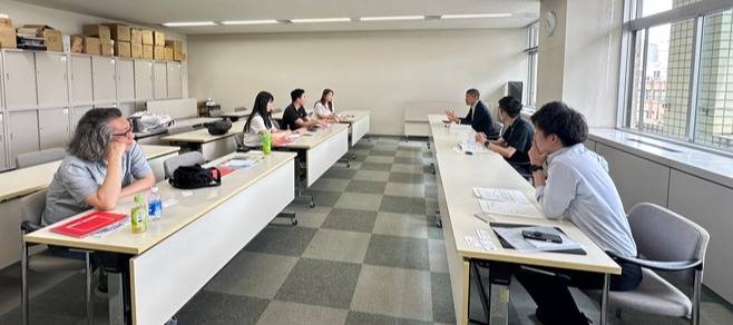 공동취재단이 도야마 시청 관계자들과 인터뷰를 진행하고 있다.