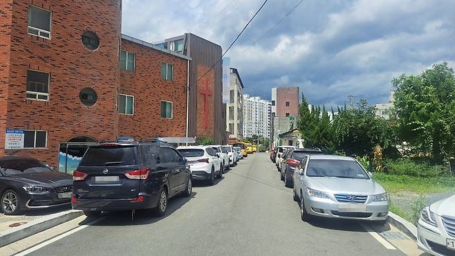 울산 북구 제전3길 일원의 한 도로. 양쪽 가장자리에 주차된 차량이 이어져 있어 양방향 통행이 불가능한 상태다.