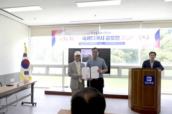 최우수 수상자 서병관(오른쪽)씨.