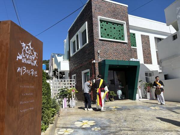 15일에 문을 연 통영 '제3의 공간' 외관. /주성희 기자