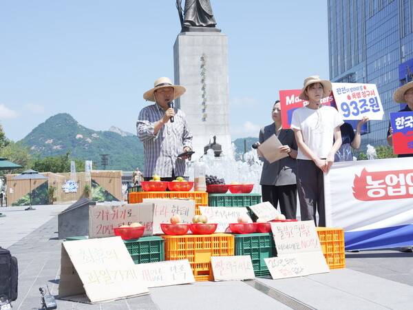 전국에서 모인 6명 농민이 12일 서울 광화문광장 한복판에 섰다. 기후 변화로 위기에 몰린 농업 현실을 알리고, 기후 위기를 초래한 기업에 책임을 묻기 위해서다. 마용운 씨가 발언하고 있다. /기후솔루션