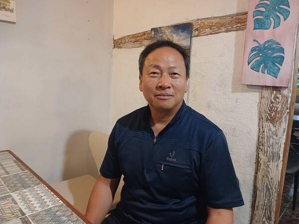 한국전력공사와 5개 발전 자회사를 상대로 기후 위기 피해 손해배상 청구 소송을 제기한 마용운 씨. 마 씨는 15년 전 함양으로 귀농해 사과농사를 짓고 있다. /김태섭 기자