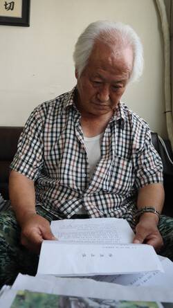 천봉명 씨가 손해배상 청구 소송 당시 준비 서면을 보고 있다. /최환석 기자