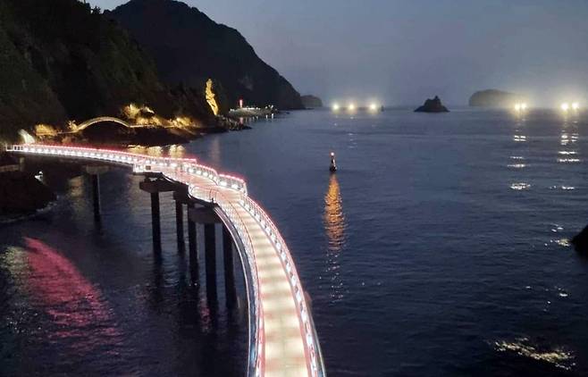 울릉도 오징어 배 어화와 해안 산책로 /김두한 기자