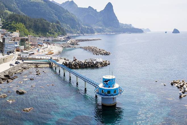 바다속의 물고기를 볼 수 있는 울릉도 천부리 수중전망대 /김두한 기자