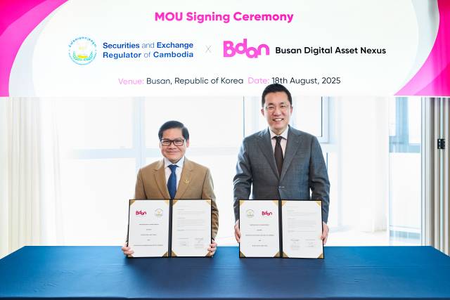 김상민(오른쪽) 부산디지털자산거래소 대표와 소우 소치엇(Sou Socheat) 캄보디아 증권감독위원회 위원장이 18일 부산디지털자산거래소 본사에서 업무협약을 체결하고 있다. 비단 제공