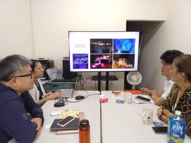 타이베이 트레저힐아티스트빌리지 장위한(왼쪽부터) 디렉터와 엘리샤 슈 매니저가 전시회 등 해마다 진행하고 있는 프로그램을 설명하고 있다. THAV 제공