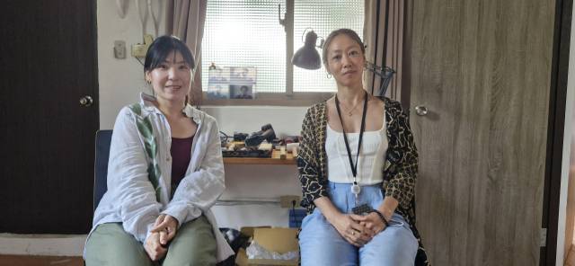 타이베이 트레저힐아티스트빌리지 초청으로 각각 두 번째 레지던시를 하고 있는 한국인 작가 리지 문(왼쪽)과 나미아. 입주 작가와 지역 커뮤니티가 자연스럽게 어울릴 수 있는 필드 트립 같은 프로그램이 부산에서도 활성화됐으면 좋겠다는 바람을 전했다. 타이베이(대만)=김희돈 기자