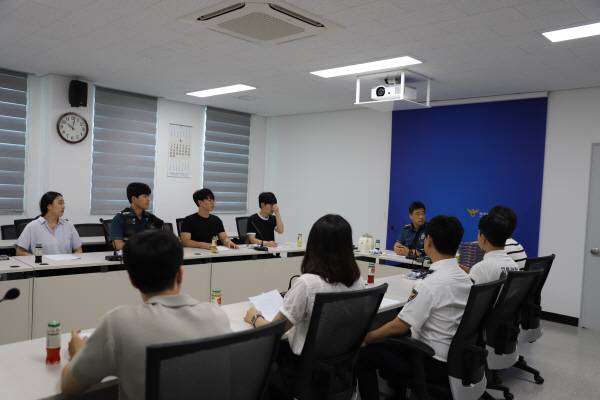 의성경찰서에서 신임순경 정규임용을 기념해 경찰서장과 신임 순경들이 간담회를 갖고 있는 모습. 의성경찰서