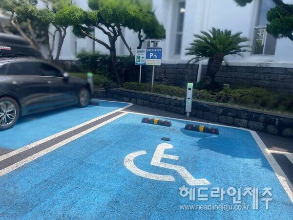 제주에서 장애인전용주차구역 위반 차량이 지난 2년 반동안 2만건에 육박하는 것으로 나타났다. 이에 제주시는 불법 주차 차량에 대한 집중적 홍보에 나선다.