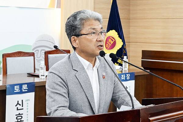 18일 열린 제주형 행정구역 개편안 도민 토론회에서 이상봉 의장이 인사말을 하고 있다.