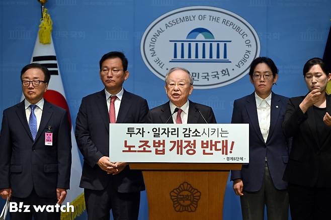 손경식 한국경영자총협회 회장 등 경제6단체와 국민의힘 김형동, 조지연 의원이 18일 오전 서울 여의도 국회 소통관에서 노조법 개정 중단 촉구 기자회견을 하고 있다./사진=이명근 기자 qwe123@