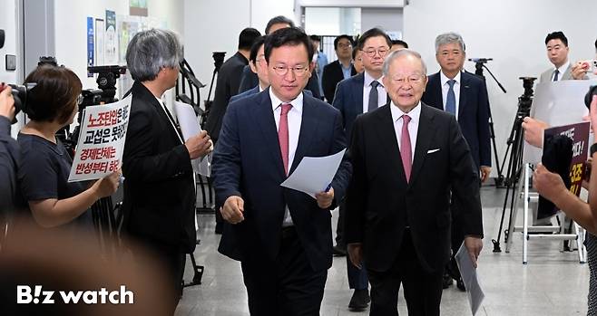 손경식 한국경영자총협회 회장을 비롯한 경제6단체장이 18일 오전 서울 여의도 국회 소통관에서 열린 노조법 개정 반대 기자회견을 마치고 퇴장하던 중 노조법 2·3조 개정 운동본부의 피켓 항의를 받고 있다./사진=이명근 기자 qwe123@