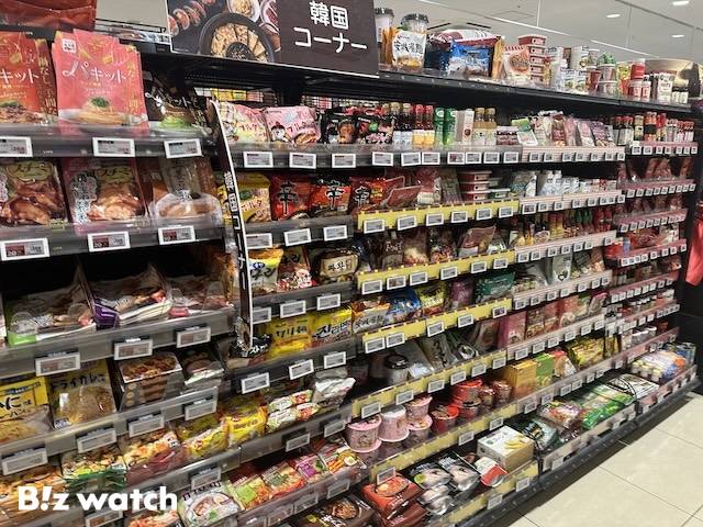 일본 도쿄의 한 슈퍼마켓 한국 식품 코너에 한국 제품이 진열돼 있다. / 사진=정혜인 기자 hij@