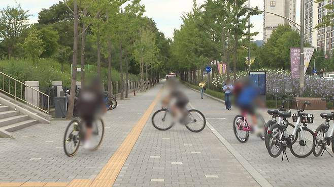 사진=지난 17일 서울에서 픽시자전거를 타고 있는 학생들 모습.
