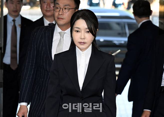 자본시장과 금융투자업에 관한 법률 위반, 정치자금법 위반, 특정범죄 가중처벌 등에 관한 법률 위반(알선수재) 등의 혐의를 받는 윤석열 전 대통령 부인 김건희 씨가 지난 12일 오전 서울 서초구 서울중앙지법에서 열린 구속 전 피의자 심문(영장실질심사)에 출석하고 있다. (사진=공동취재단)
