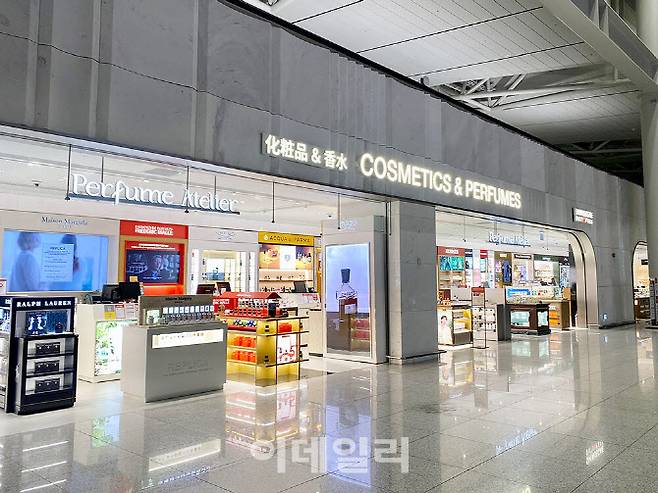 인천공항 제1여객터미널에 위치한 신세계면세점.