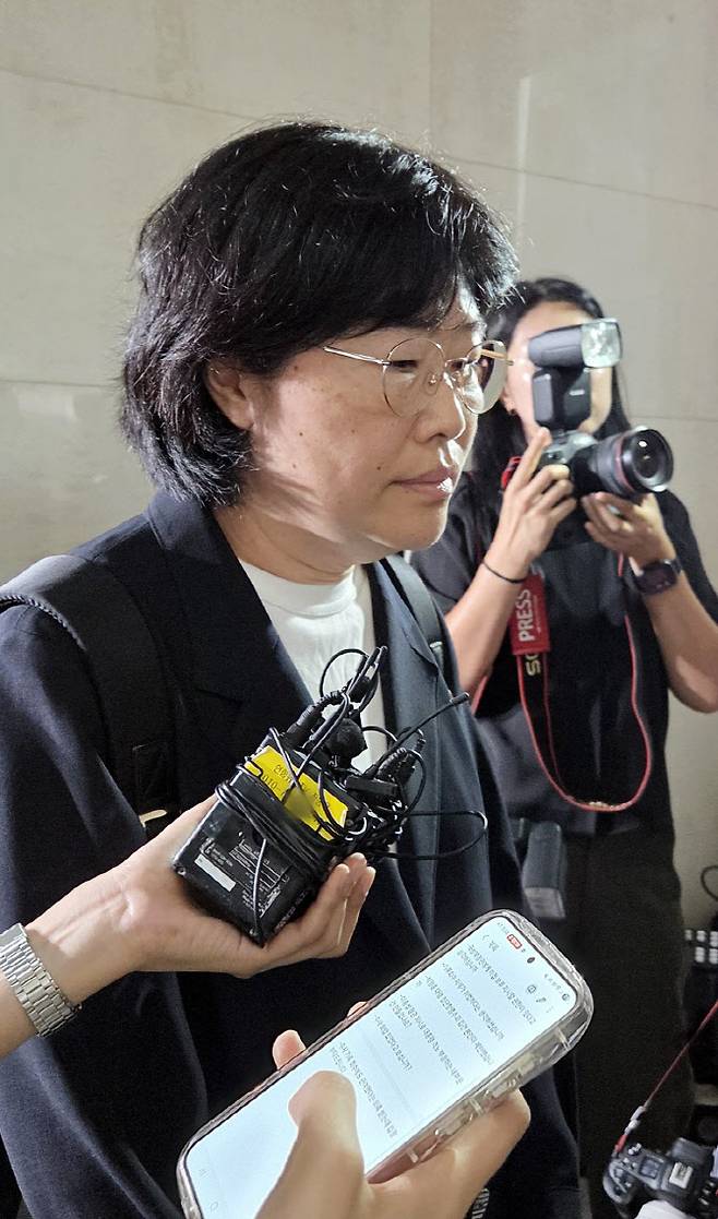 채상병 순직 사건 수사 외압·은폐 의혹의 주요 인물 중 한 명인 유재은 전 국방부 법무관리관이 18일 피의자 신분으로 조사받기 위해 서울 서초구 순직해병특별검사팀에 출석하고 있다. (사진=연합뉴스)