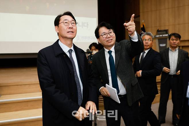 지난 3월 화성시청에서 전 직원 대상 ‘기본사회 특강’ 강사로 초빙된 이한주 당시 민주연구원장과 정명근 화성특례시장이 이야기를 나누고 있다.(사진=화성시)