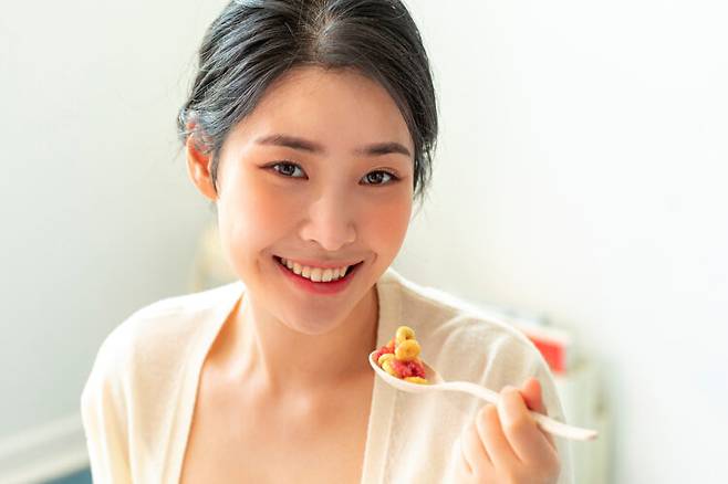 건강한 사람들은 가볍게라도 아침을 반드시 먹는 습관을 갖고 있다. 아침식사는 신진대사를 촉진하고, 과식을 방지하는 데 도움이 된다.  [사진=클립아트코리아]