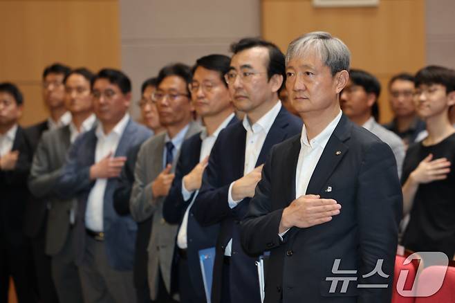 이찬진 신임 금융감독원장이 14일 오후 서울 여의도 금융감독원에서 열린 취임식에서 국민의례를 하고 있다. 2025.8.14/뉴스1 ⓒ News1 이승배 기자