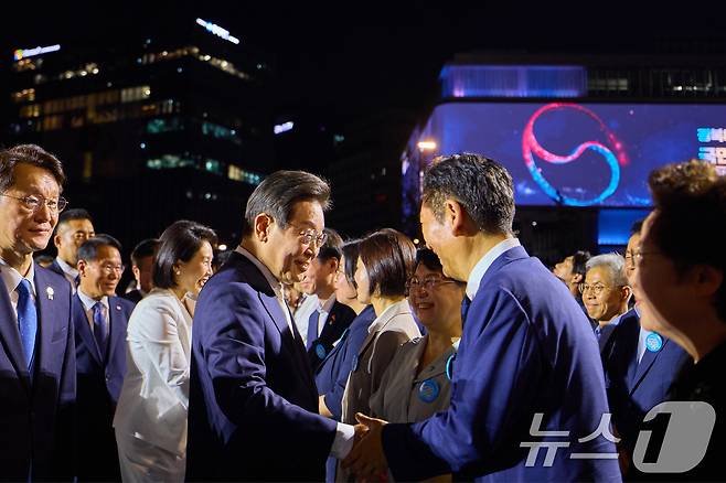 이재명 대통령이 지난 15일 서울 세종대로 광화문광장에서 열린 '광복 80년, 국민 주권으로 미래를 세우다' 제21대 대통령 국민 임명식에서 정청래 더불어민주당 대표와 인사를 하고 있다. (대통령실 제공. 재판매 및 DB금지) 2025.8.16/뉴스1 ⓒ News1 이재명 기자