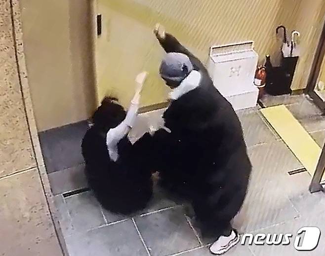 2024년 1월 25일 오후 배현진 국민의힘 의원이 서울 강남구 신사동 한 건물에서 중학생으로부터 머리를 가격당하는 CCTV 화면. (배현진 의원실 제공) 2024.1.25/뉴스1 ⓒ News1 송원영 기자