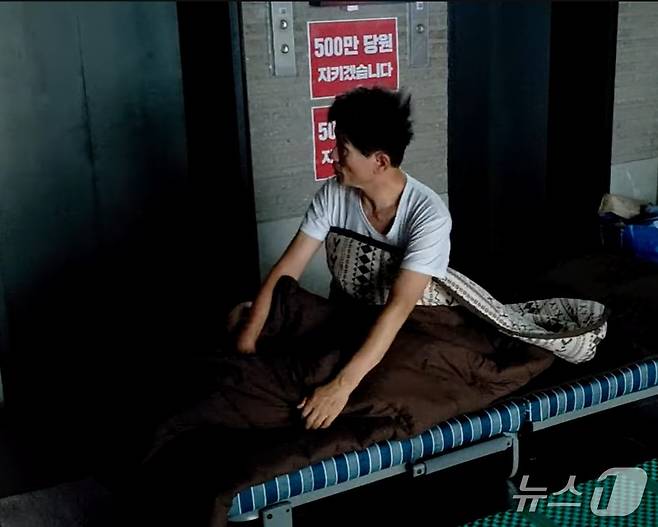 김건희특검의 국민의힘 당사 압수수색을 저지하기 위해 여의도 국민의힘 중앙당사 1층 로비에서 농성 중인 김문수 당 대표 후보가 18일 아침,  속옷 차림으로 일어나 주위를 살피고 있다. (김문수TV 갈무리) ⓒ 뉴스1