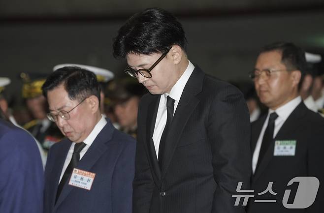한동훈 국민의힘 전 대표가 29일 경기 평택시 해군 2함대사령부에서 열린 '제2연평해전 승전 23주년 기념식'에서 묵념을 하고 있다. (공동취재) 2025.6.29/뉴스1 ⓒ News1 김영운 기자