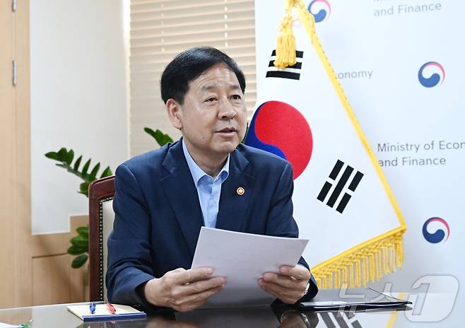 구윤철 경제부총리 겸 기획재정부 장관이 17일 서울 종로구 정부서울청사에서 열린 석유화학산업 사업재편 진행상황 관계장관 현안간담회를 주재하고 있다. (기획재정부 제공. 재판매 및 DB금지) 2025.8.17/뉴스1