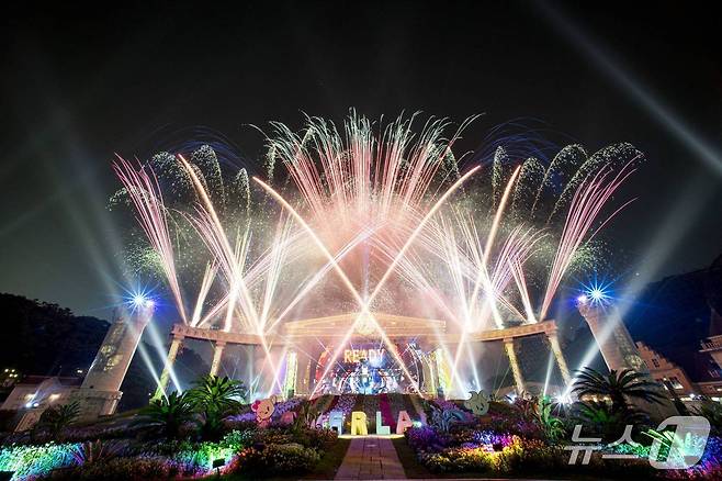 수천발의 불꽃과 음악, 영상 등 특수효과가 어우러진 멀티미디어 불꽃쇼(삼성물산 리조트부문 제공)
