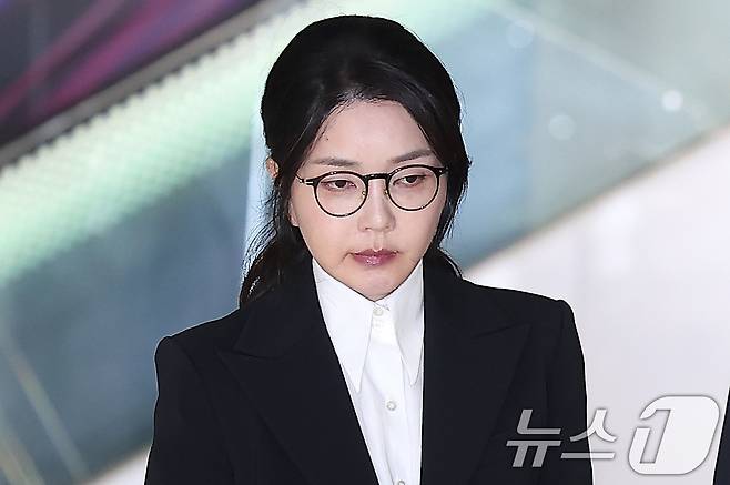 윤석열 전 대통령의 부인 김건희 여사가 6일 서울 종로구 KT광화문빌딩에 마련된 김건희 특검팀(특별검사 민중기) 사무실에서 조사를 마친 후 귀가하고 있다. 2025.8.6/뉴스1 ⓒ News1 김성진 기자