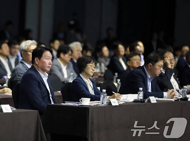 최태원 SK 회장이 18일 서울 광진구 워커힐 호텔에서 열린 '이천포럼 2025'에 참석하고 있다. 사진 왼쪽부터 최태원 SK 회장, 김선희 SK㈜ 이사회 의장, 최재원 SK 수석부회장, 김용학 SK텔레콤 이사회 의장. (SK 제공. 재판매 및 DB 금지) 2025.8.18/뉴스1