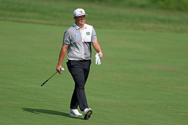 7연속시즌 투어챔피언십 진출을 바라는 임성재가 초조한 표정으로 그린에 오르고 있다. 사진 | AFP 연합뉴스