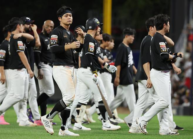 KT 선수들이 광주-기아 챔피언스 필드에서 열린 2025 KBO리그 KIA전 패배 후 팬들에게 인사한 뒤 퇴장하고 있다. 사진 | 광주=연합뉴스