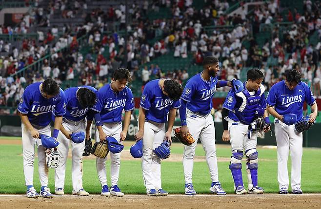삼성 선수들이 5일 인천SSG랜더스필드에서 열린 2025 KBO리그 SSG전 승리로 5연패를 끊은 후 관중들에게 인사하고 있다. 사진 | 문학=연합뉴스