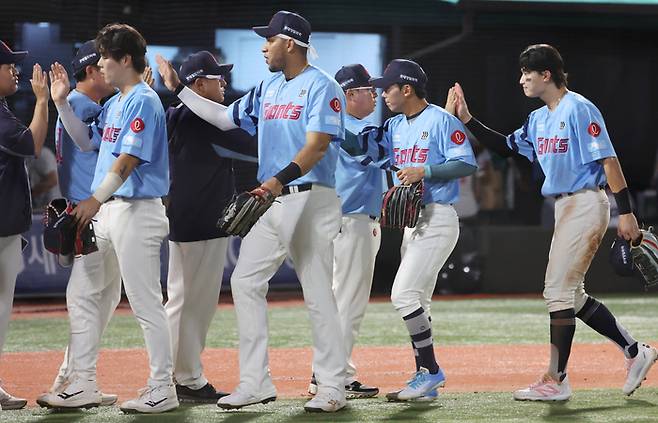 롯데 선수단이 29일 부산 사직구장에서 열린 2025 KBO리그 정규시즌 NC전 승리 후 하이파이브를 하고 있다. 사진 | 연합뉴스