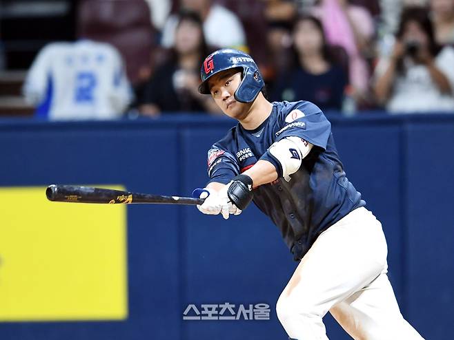 롯데 손호영이 24일 고척스카이돔에서 열린 2025 KBO리그 키움과 경기 7회초 무사 키움 투수 이준우를 상대로 안타를 치고 있다. 고척 | 박진업 기자 upandup@sportsseoul.com