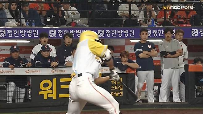 한화 최인호가 5월13일 대전 두산전에서 9회말 스윙을 하다 멈추고 있다. 노스윙 판정이 나왔다. 사진 | 티빙