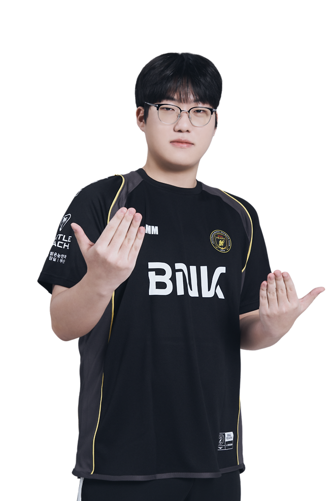 노영진은 18일 서울 잠실DN콜로세움에서 열린 2025 FC온라인 슈퍼 챔피언스 리그(FSL) 서머 C조 첫 경기서 김승환을 2-1로 꺾었다. 사진 | 넥슨