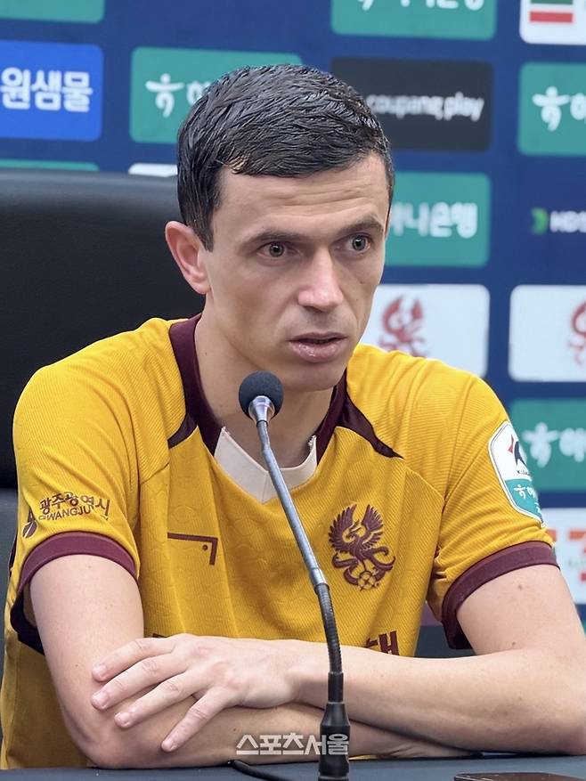광주 아사니가 17일 홈에서 대전을 위긴 뒤 인터뷰에 임하고 있다. 광주 | 정다워 기자