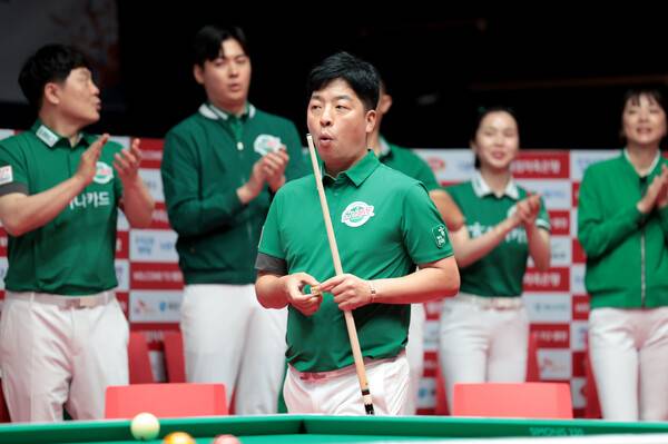 17일 경기도 고양시 고양 킨텍스 PBA 스타디움에서 열린 '웰컴저축은행 PBA 팀리그 2025-2026' 2라운드서 승리한 하나카드 선수들. /사진=PBA