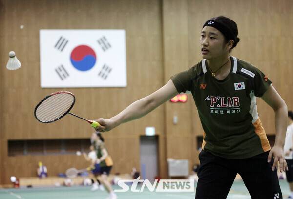여자 배드민턴 세계랭킹 1위 안세영이 18일 오후 충북 진천군 국가대표선수촌에서 훈련을 하고 있다. /사진=뉴시스