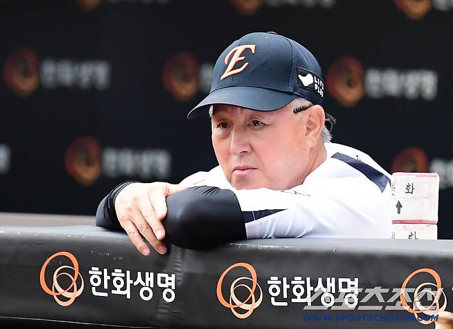 12일 대전 한화생명 볼파크에서 열린 한화 이글스와 롯데 자이언츠의 경기. 선수들의 훈련을 지켜보고 있는 한화 김경문 감독. 대전=송정헌 기자songs@sportschosun.com/2025.08.12/